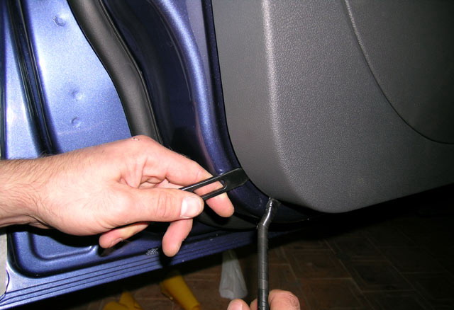 Как отремонтировать дверь на Форде Фокусе 2 самому?