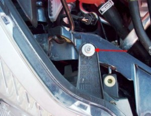 Демонтаж передней фары на Форд Фокус 2 и замена лампы