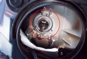 Демонтаж передней фары на Форд Фокус 2 и замена лампы