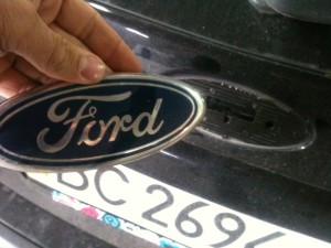 Передняя и задняя эмблемы на Форд Фокус 2: снятие, покраска, рестайлинг