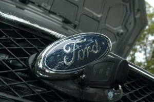 Как открыть капот на автомобиле Ford Focus?
