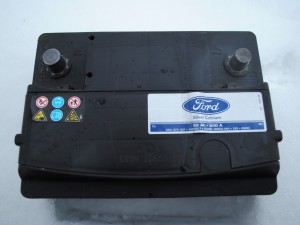 Снимаем аккумулятор с Ford Focus 2 вместе